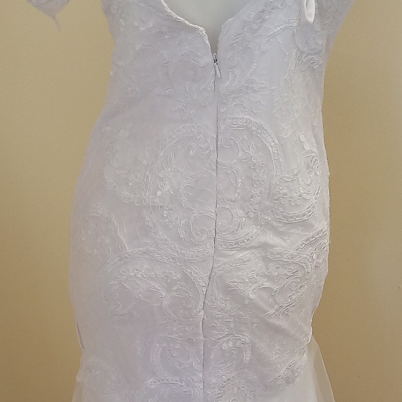 Elegant White Lace Wedding Dress - Picture 6 of 7